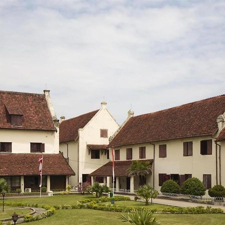 Hotel Sutomo Makassar Esterno foto
