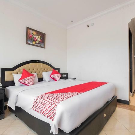 Hotel Sutomo Makassar Esterno foto