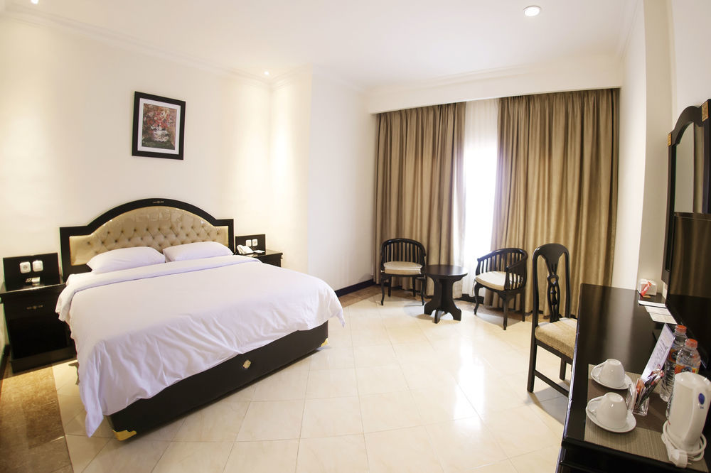 Hotel Sutomo Makassar Esterno foto