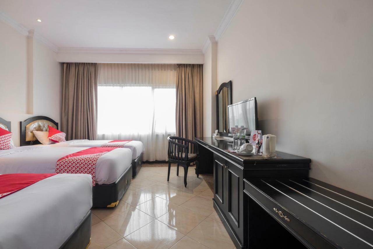 Hotel Sutomo Makassar Esterno foto
